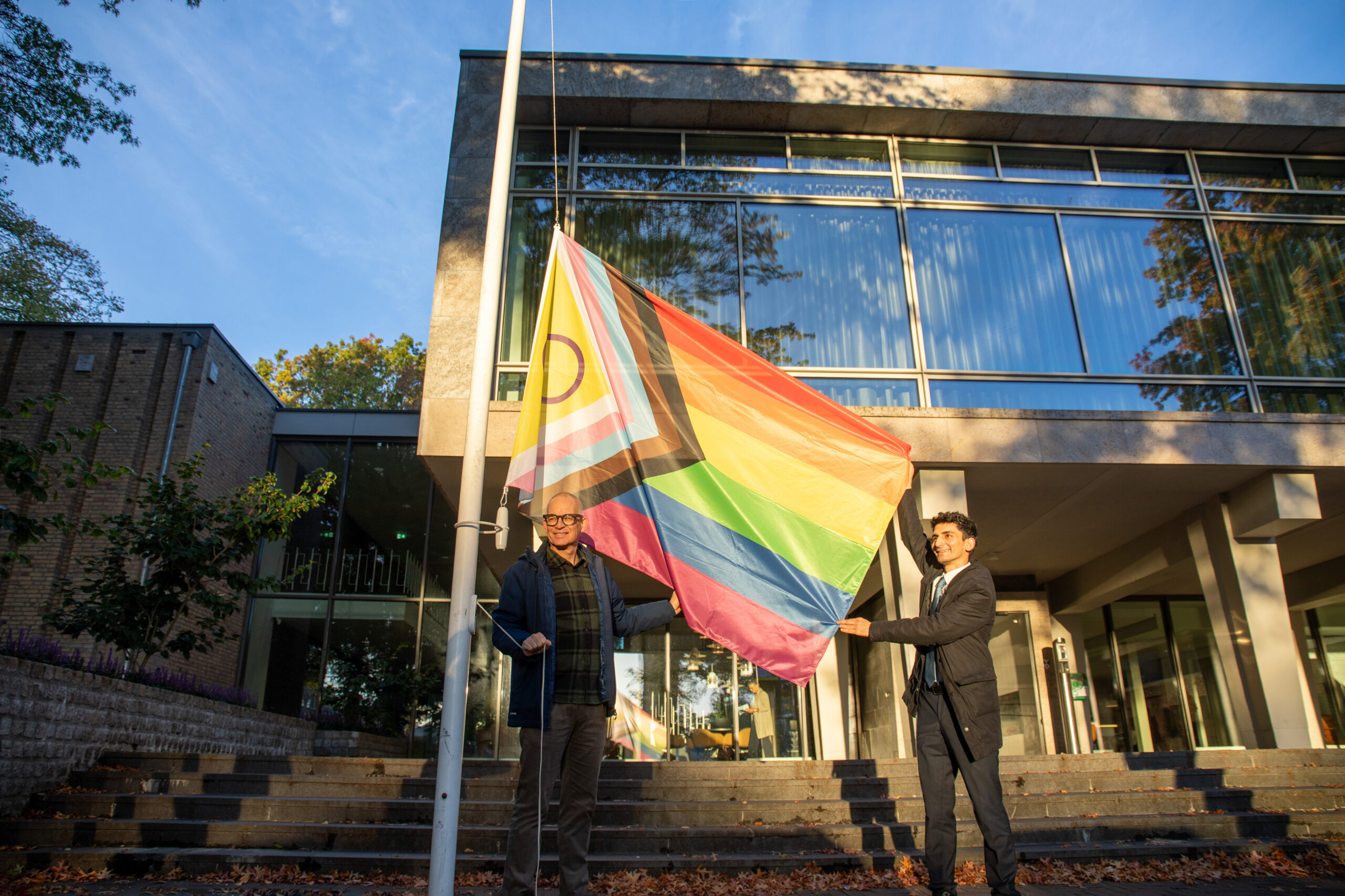 Regenboogvlag gehesen bij gemeentehuis voor Coming Out Day
