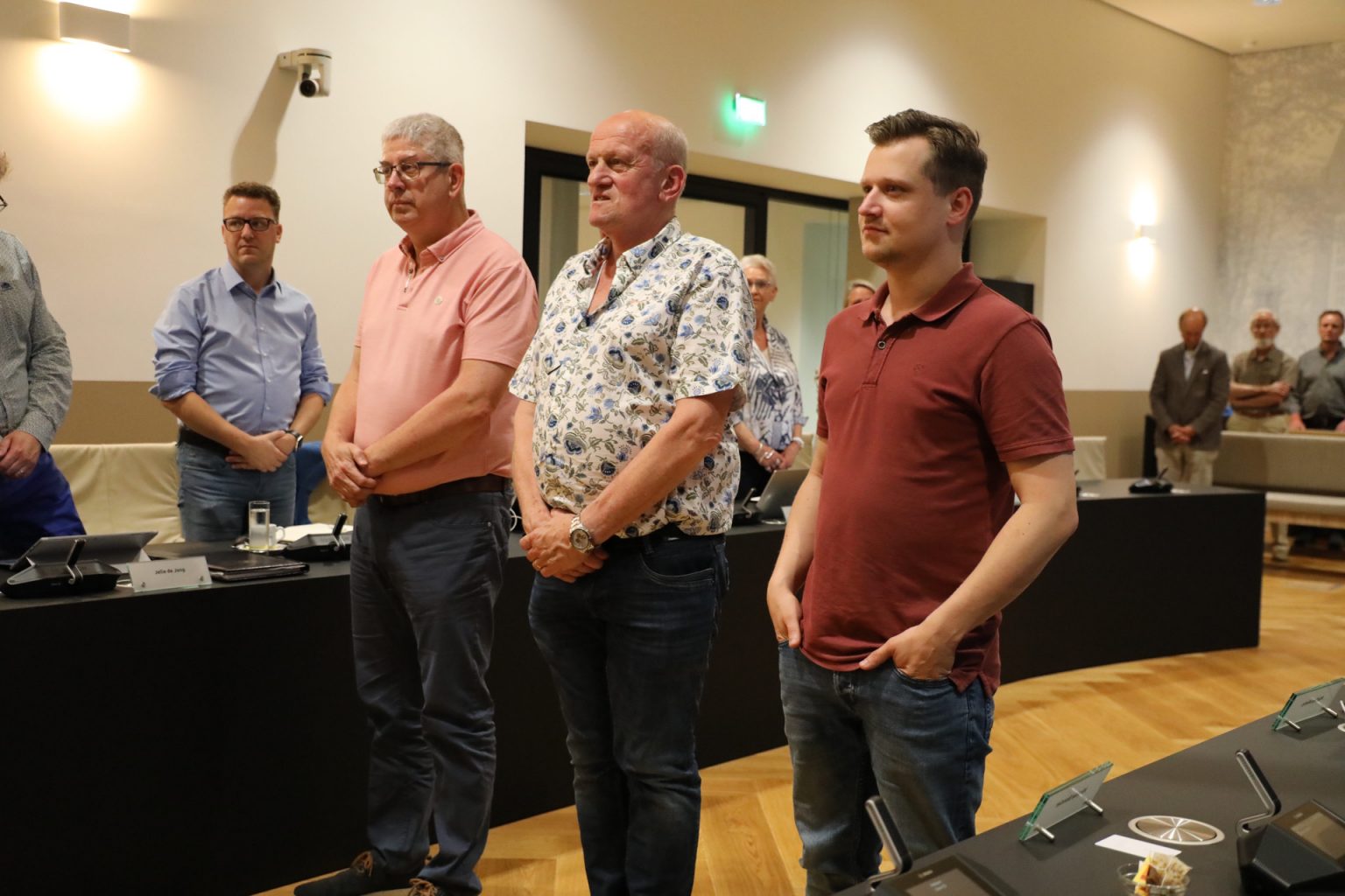 Burgerleden Giel van Beers (CDA), Ton van Vlerken (D66) en Daan van der Donk (Dorpsbelang) worden beëdigd in de raadzaal