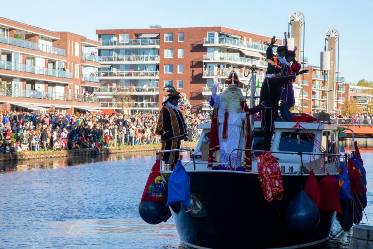 Sinterklaas en zijn Pieten op de boot op het Wilhelminakanaal