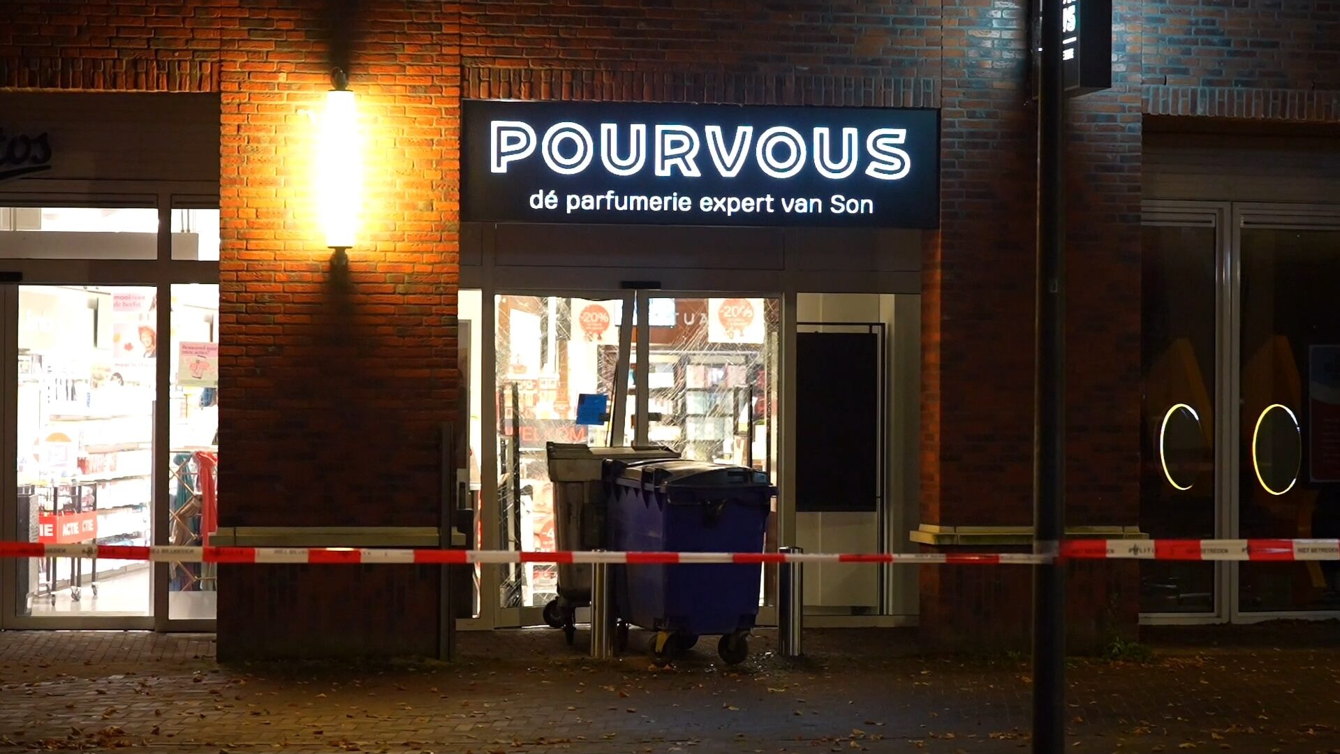 Twee containers voor de deur van de parfumerie na een mislukte ramkraak