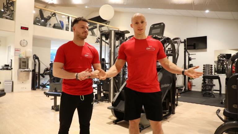 Personal trainers van Sonsport in een lege fitness
