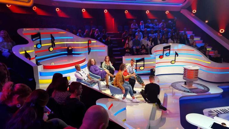 Het decor van Thank You For The Music met de deelnemers aan het programma