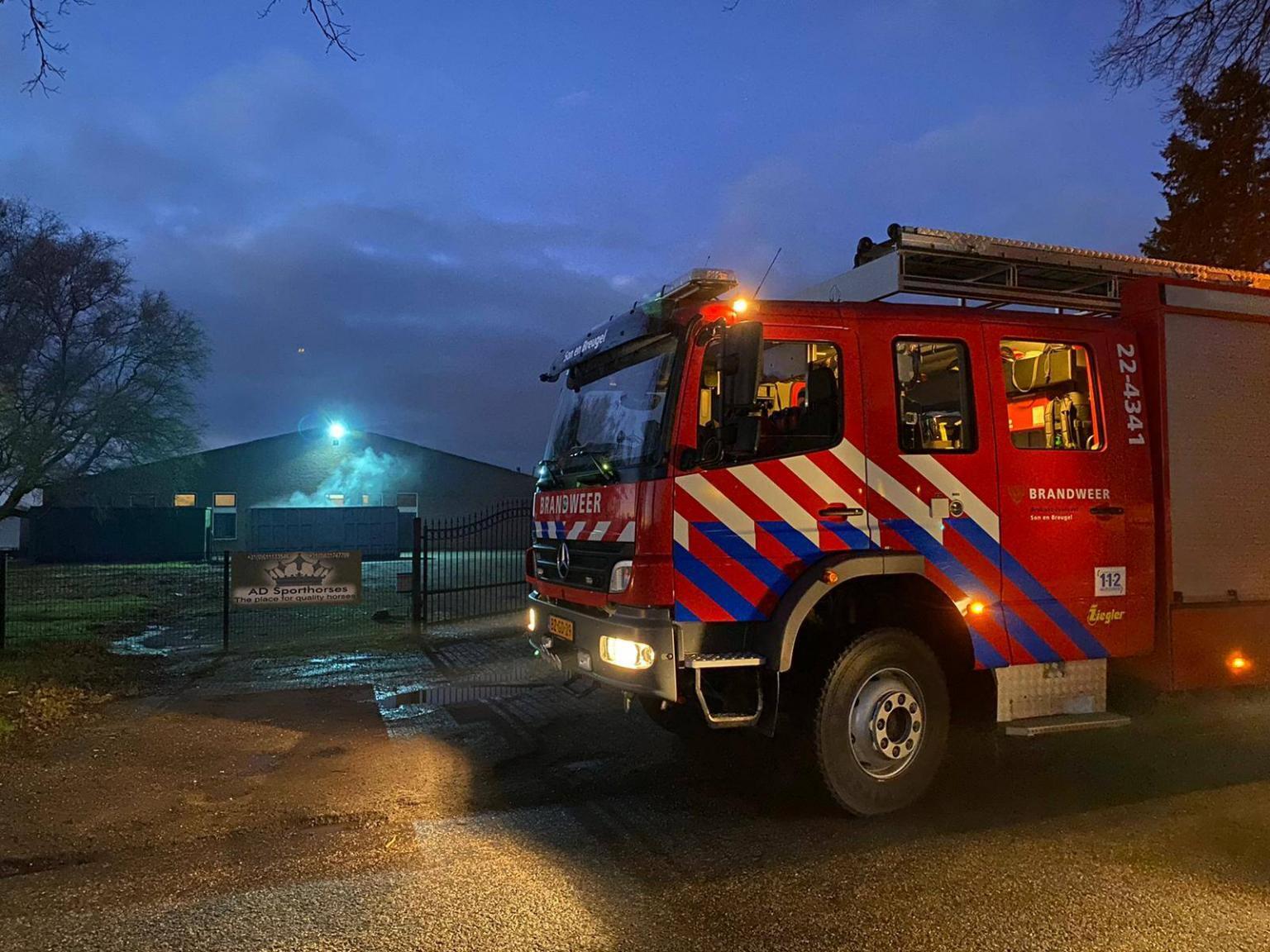 Een brandweerwagen voor een stal