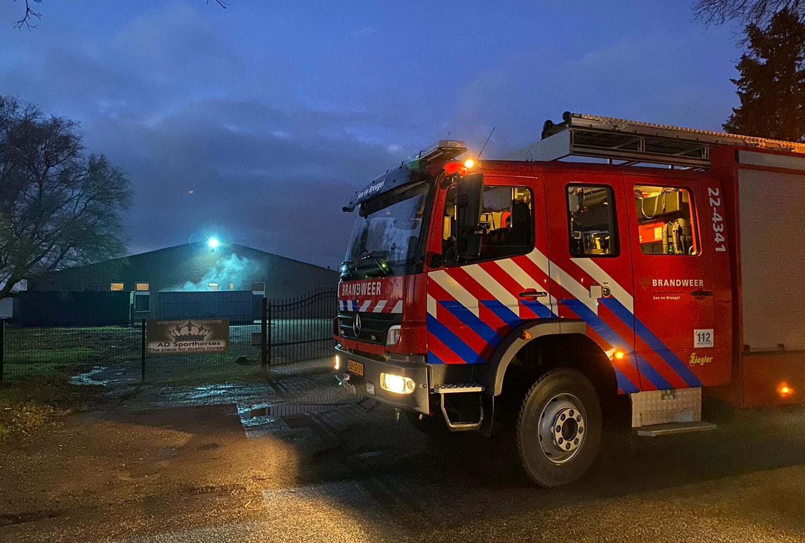Een brandweerwagen voor een stal