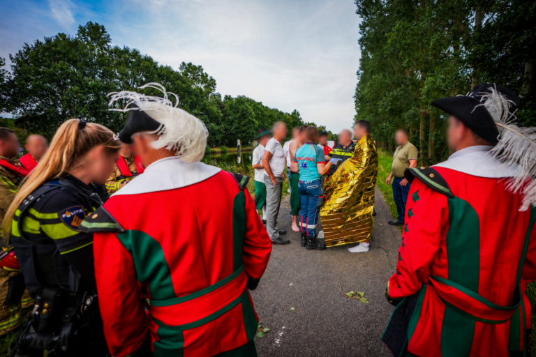 Gildebroeders redden man uit kanaal na ongeval