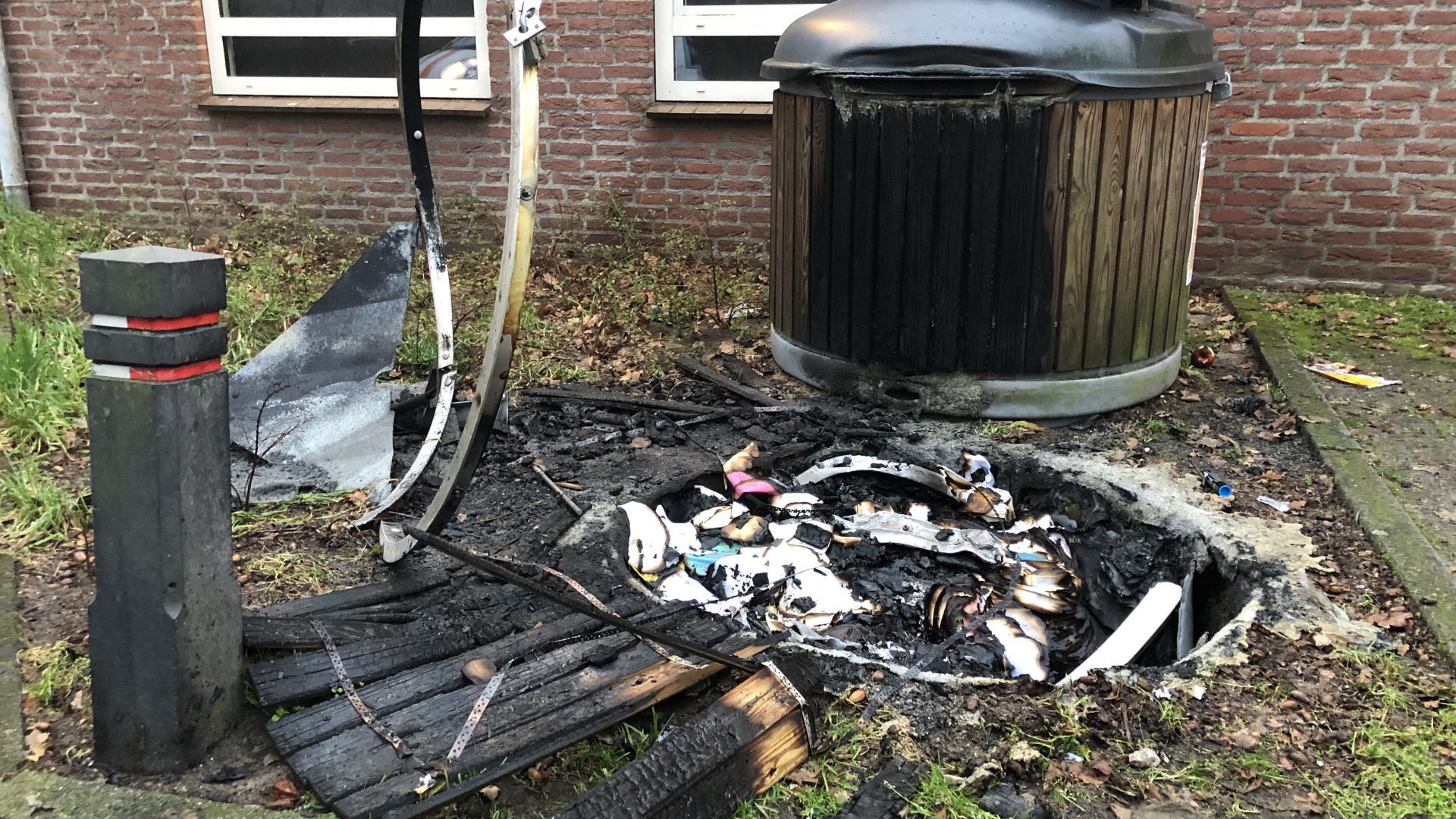 Een brand bij de ondergrondse container bij sporthal de Bongerd