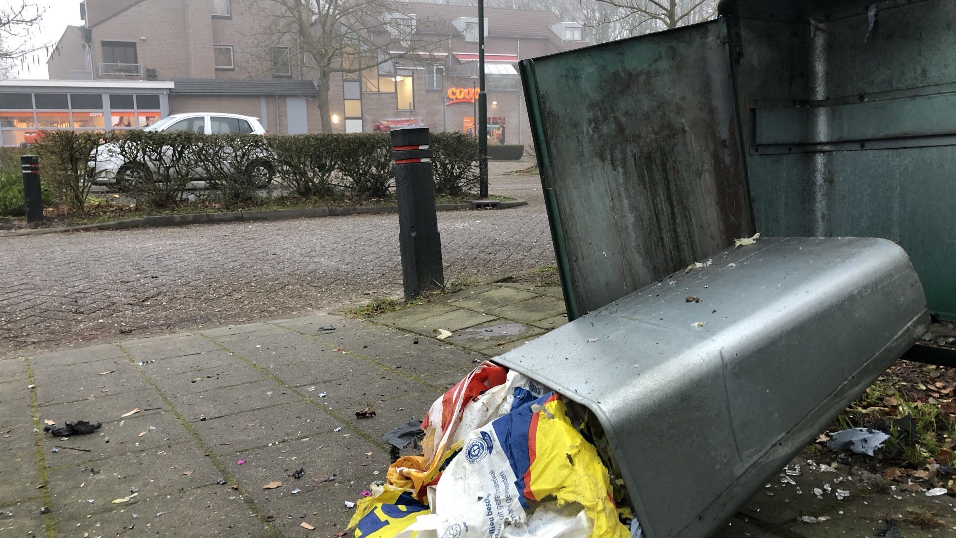 Een kapotte prullenbak na een knallende nieuwjaarsnacht in Breugel