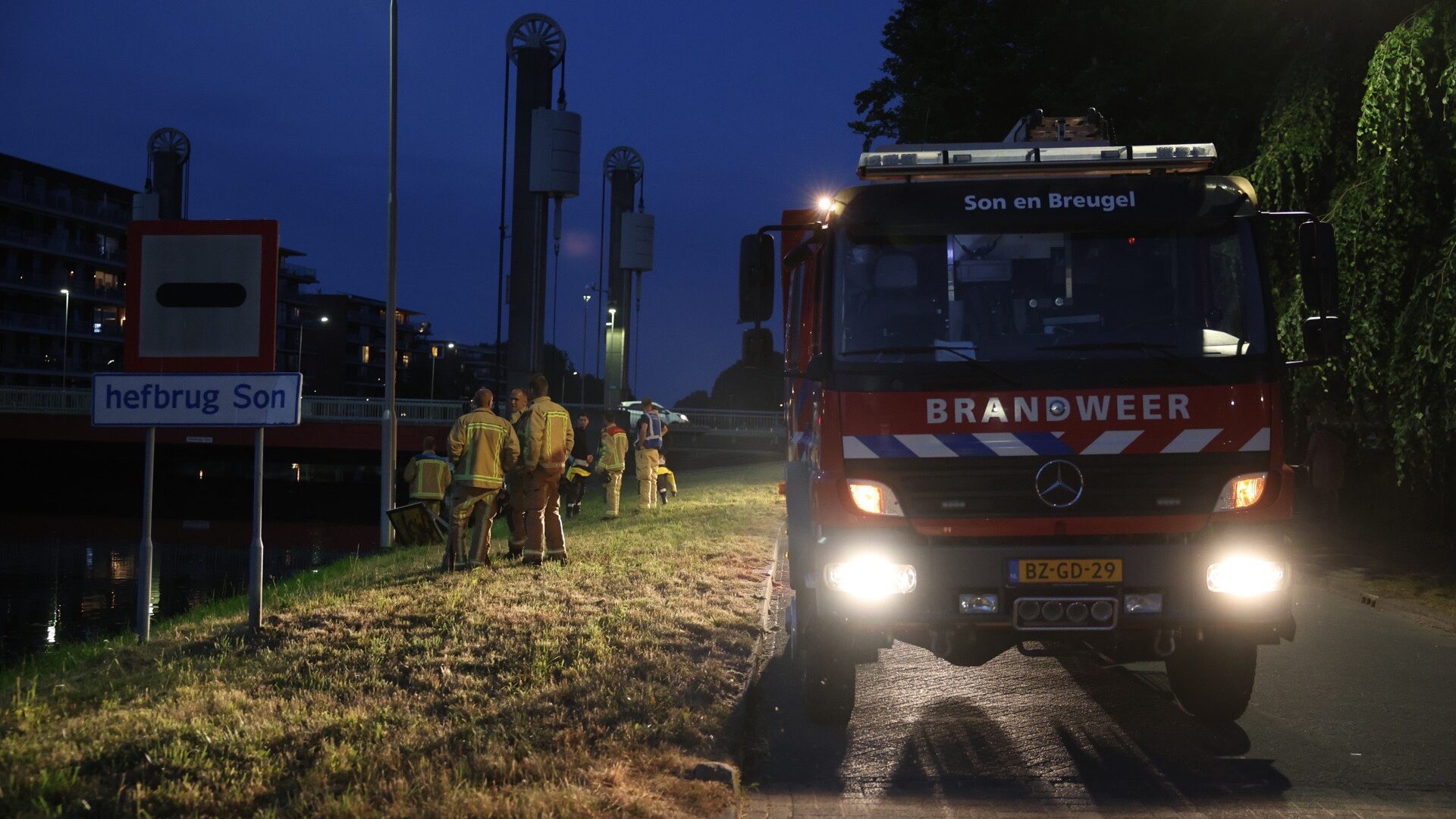 Brandweer zoekt tevergeefs naar dier te water langs de Kanaaldijk-Zuid