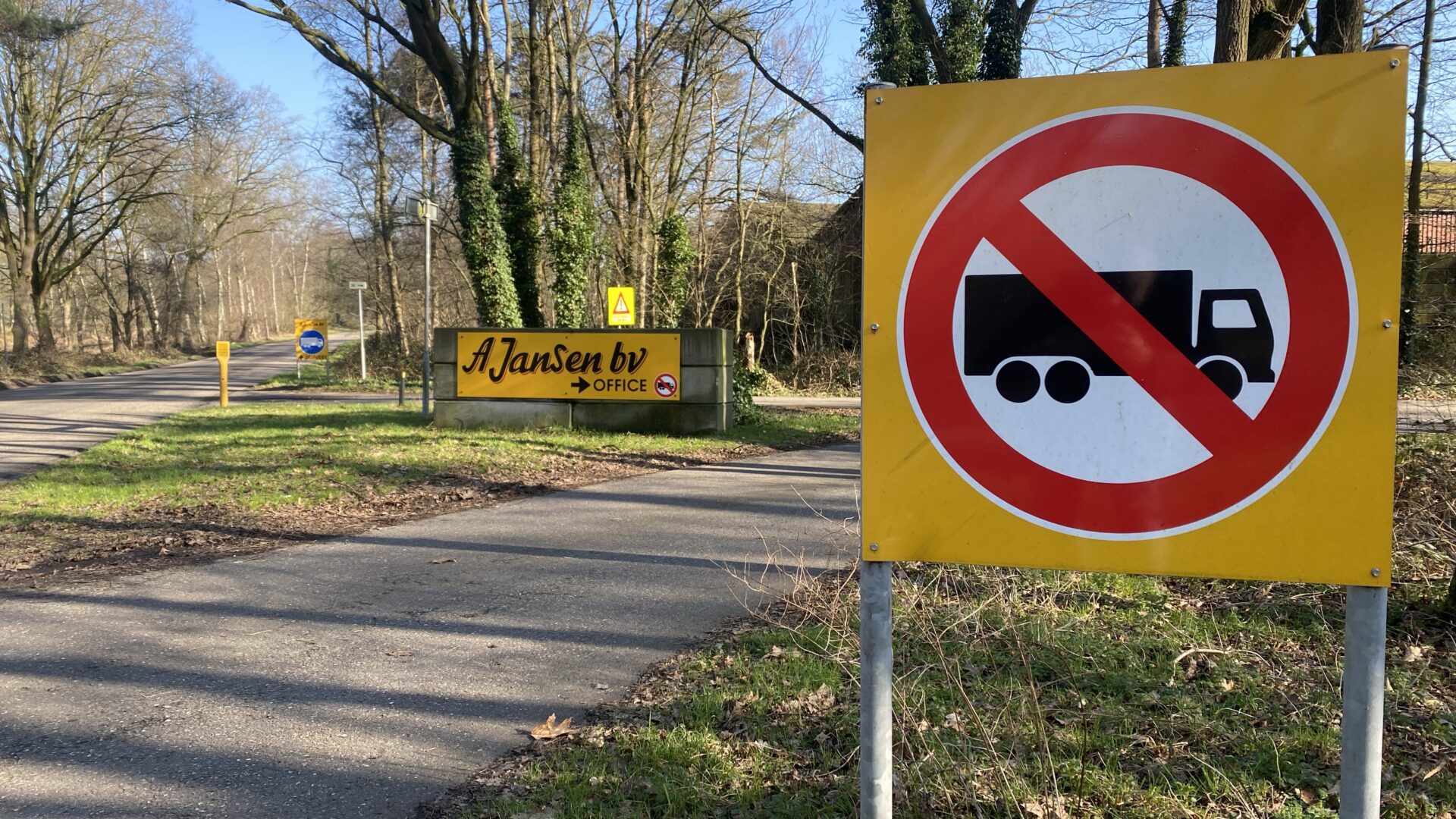 Bord met 'verboden voor vrachtwagens' langs de Terraweg, nabij A. Jansen B.V.