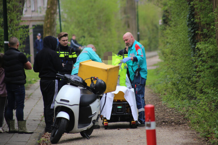 Slachtoffer wordt nagekeken door ambulancepersoneel bij de Van Gentlaan