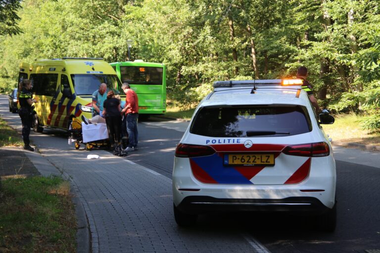 Fietsster wordt behandeld door het ambulancepersoneel op Hendrik Veenemenstraat