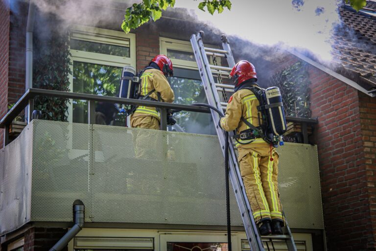 Brandweer blust de barbecue op het balkon
