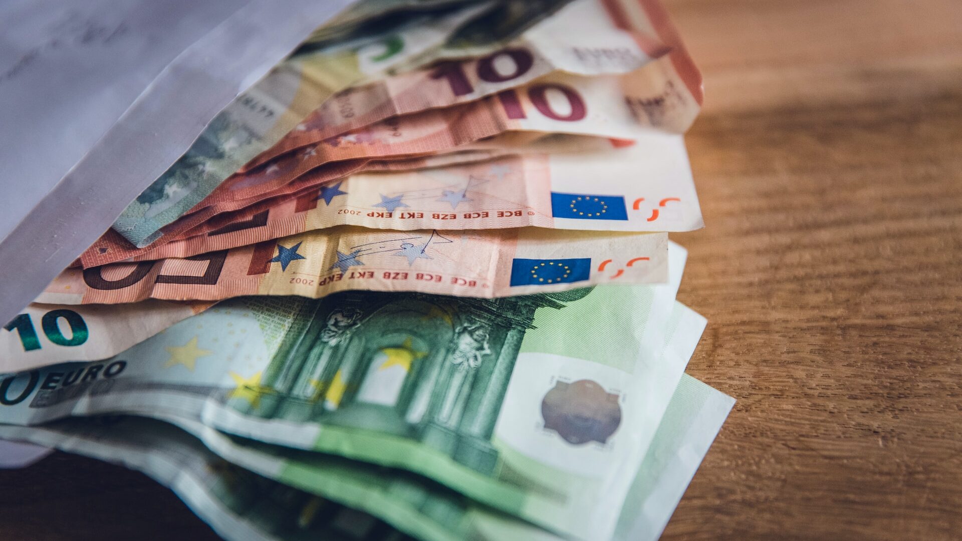 Een envelop met euro's ter illustratie van het tekort van de gemeente Son en Breugel