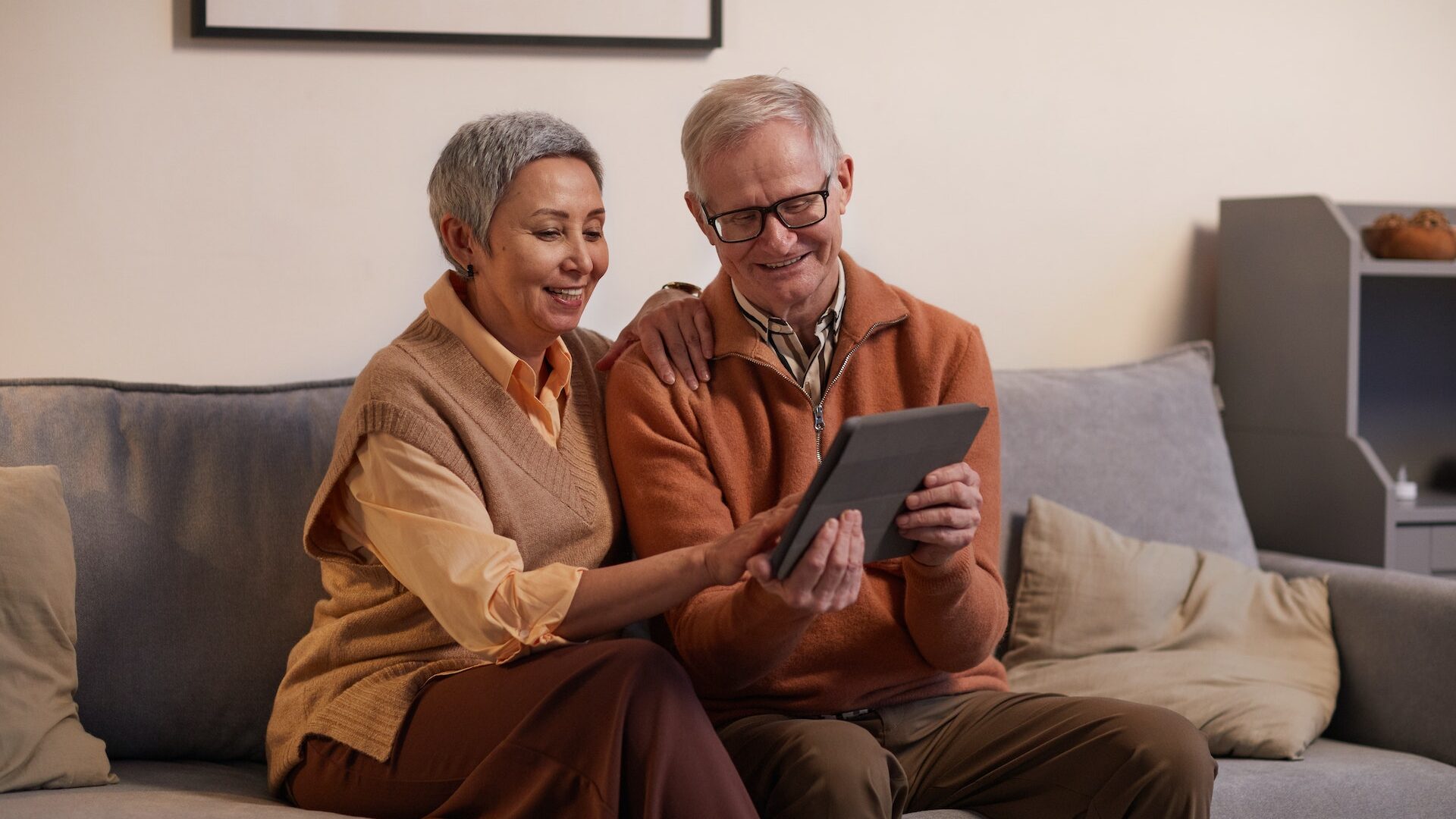 Deelnemers van project Leefsamen kijkend naar een tablet