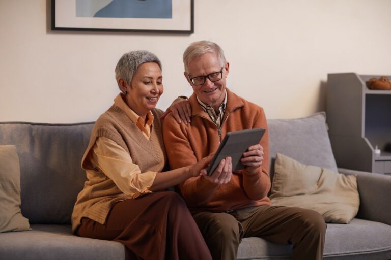 Deelnemers van project Leefsamen kijkend naar een tablet