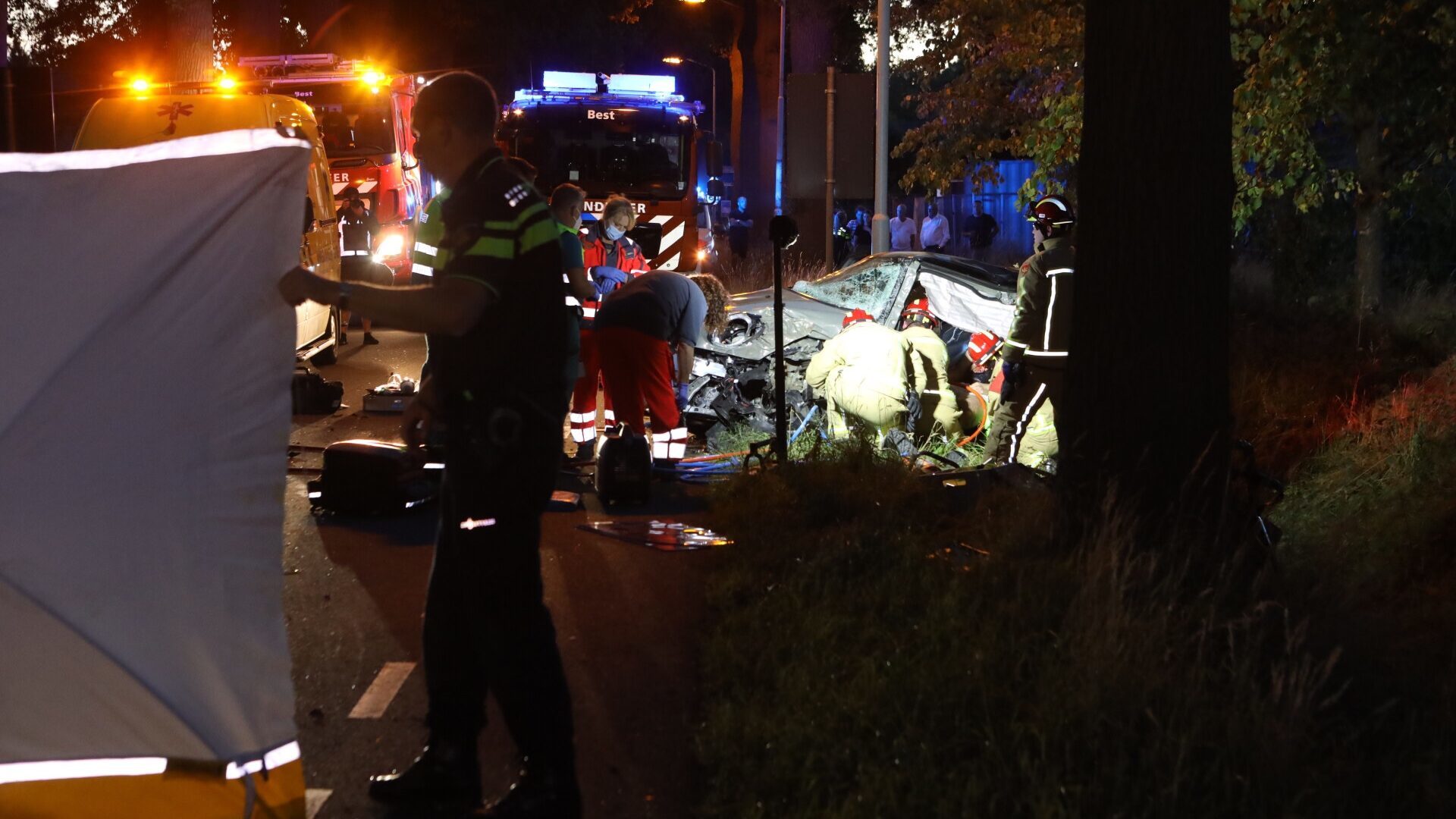 Hulpdiensten bij de verongelukte auto