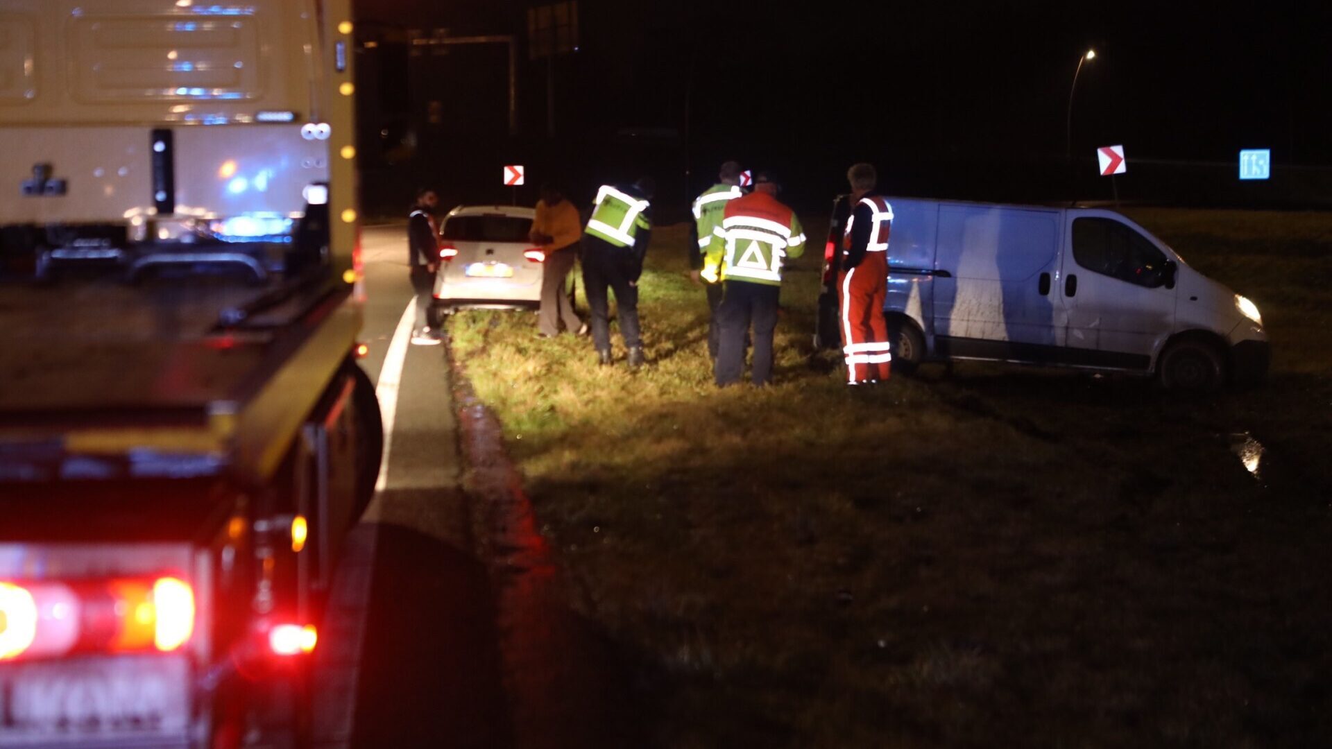 Bestel auto in de berm langs de A50 met een berger
