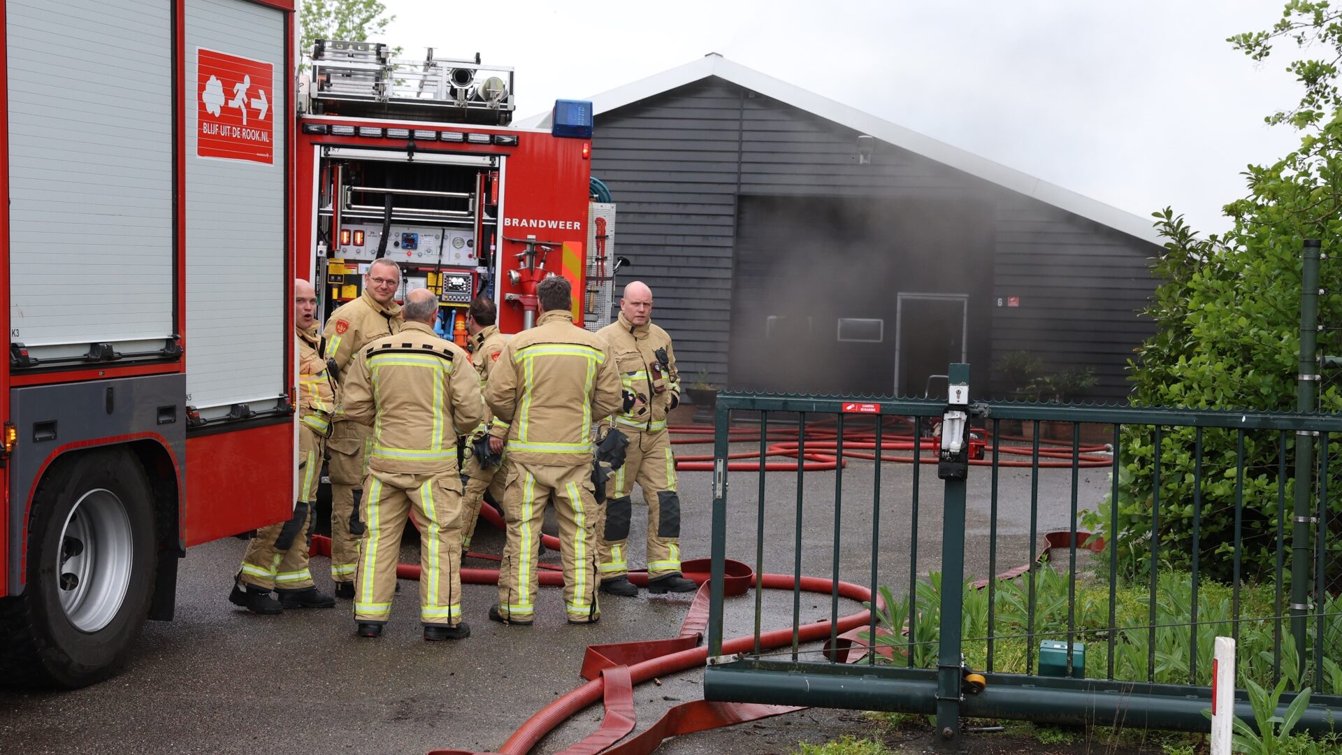 Brandweer bestrijdt brand aan de Ockhuizenweg