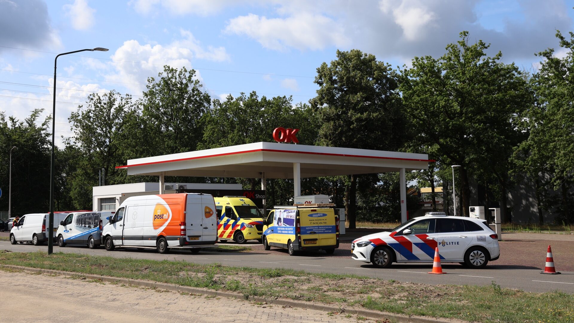 Kop-staartbotsing met meerdere voertuigen op de Eindhovenseweg